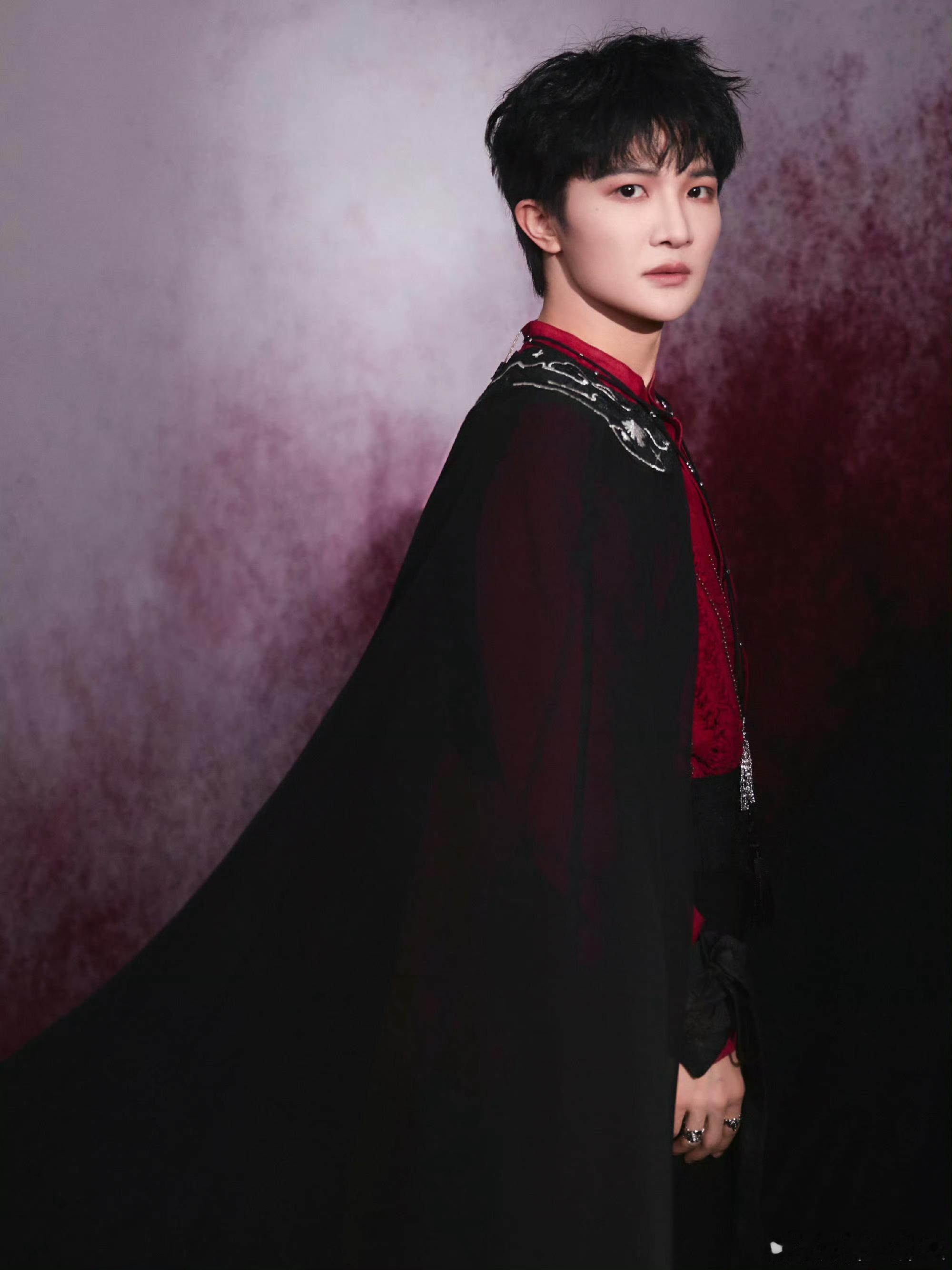 周深逃开夜幕舞台周深《逃开夜幕》舞台解锁🔓 