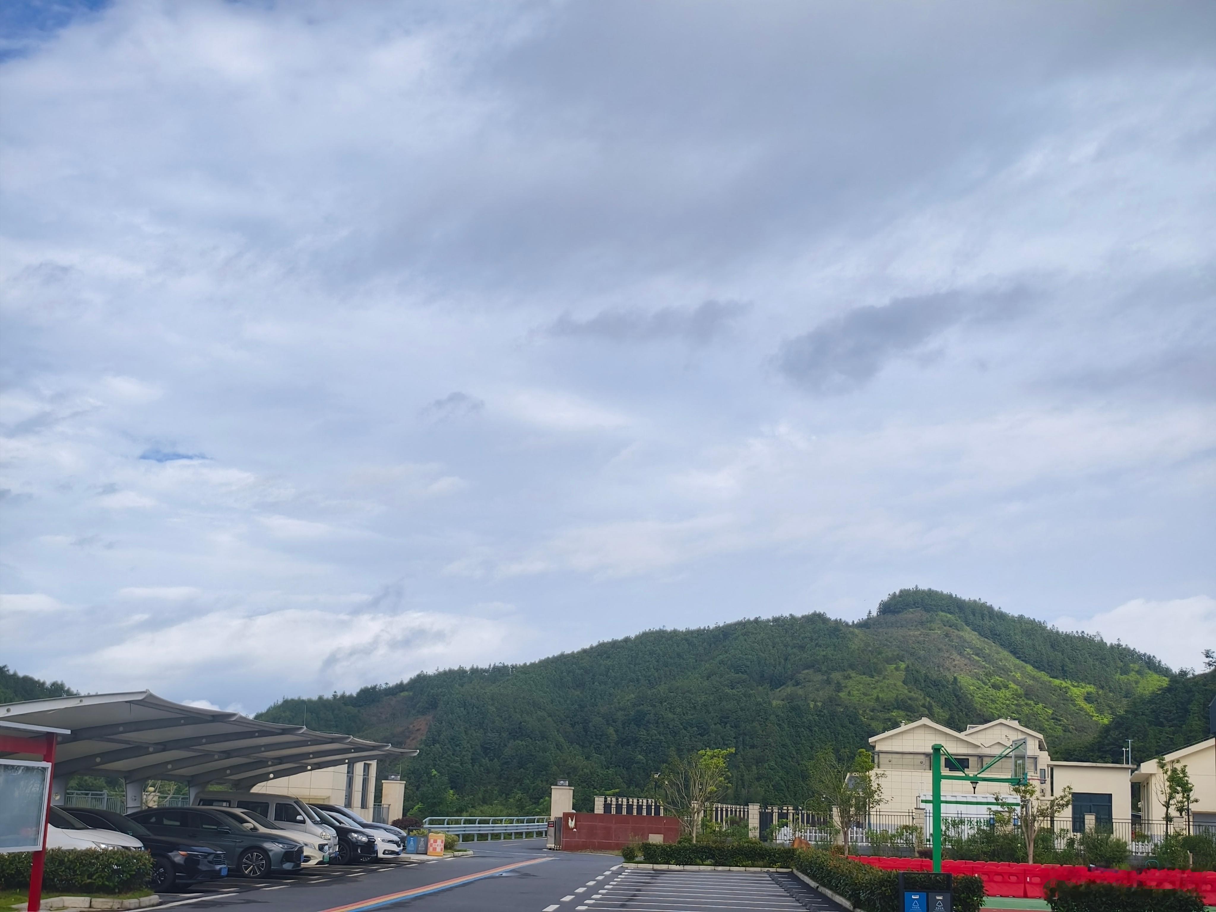 呼吸山里的新鲜空气，早安！ 