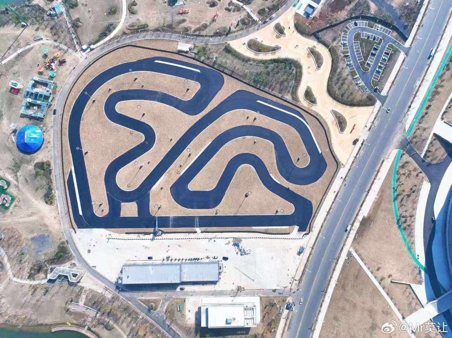 考考你们，这条赛道是顺时针跑还是逆时针跑？我与汽车的日常