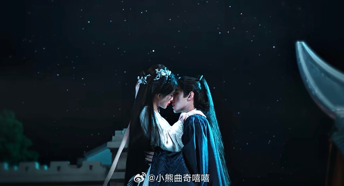 何与孟子义屋顶吻戏亲了一晚上这组CP真的太绝了！屋顶吻戏又甜又苏，两人氛围感十足