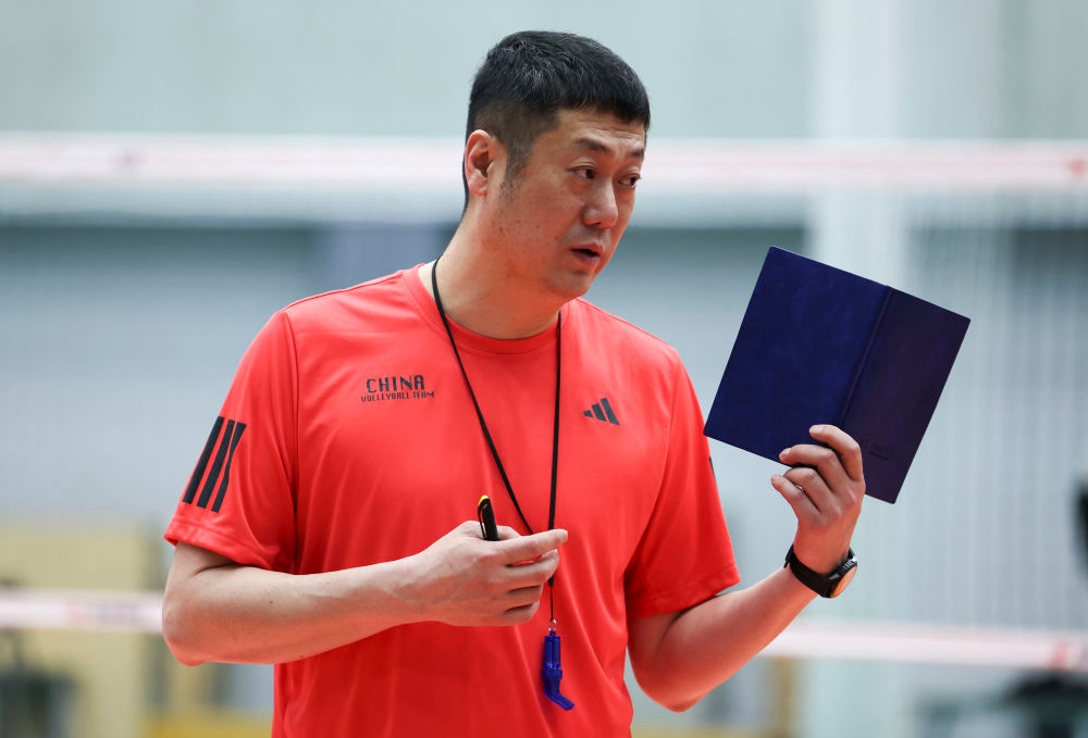 今晚消息不断，据新华社消息，中国女排主教练赵勇等已赴意大利学习交流，排管中心也将