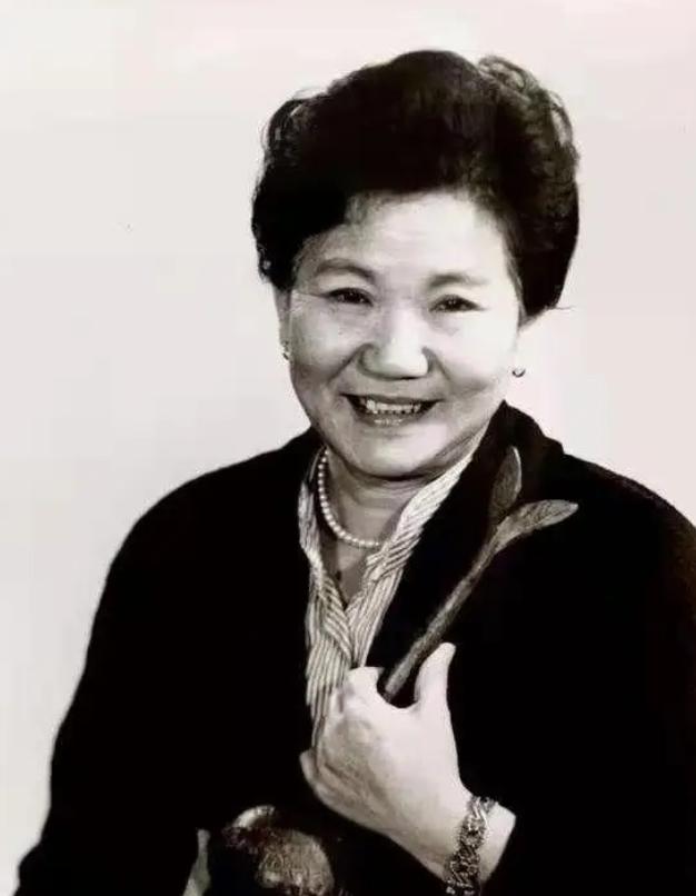 2000年，快咽气的赵丽蓉在家人的帮助下穿好寿衣，立好遗嘱，嘱咐儿孙们：“我就是