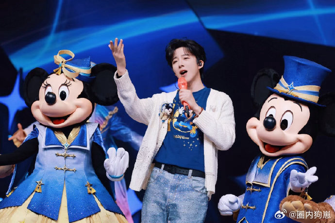 刘宇宁直播黑白撞色赛博感卷毛刘宇宁 卷毛造型太适合他了，黑白撞色少年感拉满，大长