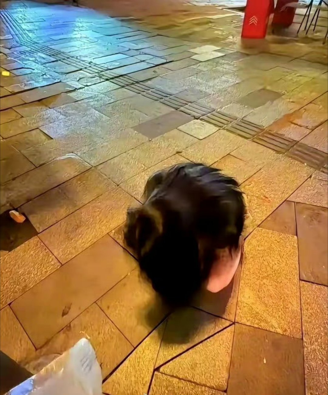 能把女朋友系鞋带拍成这样的绝对是摄影天才！摄影界来了一个天才