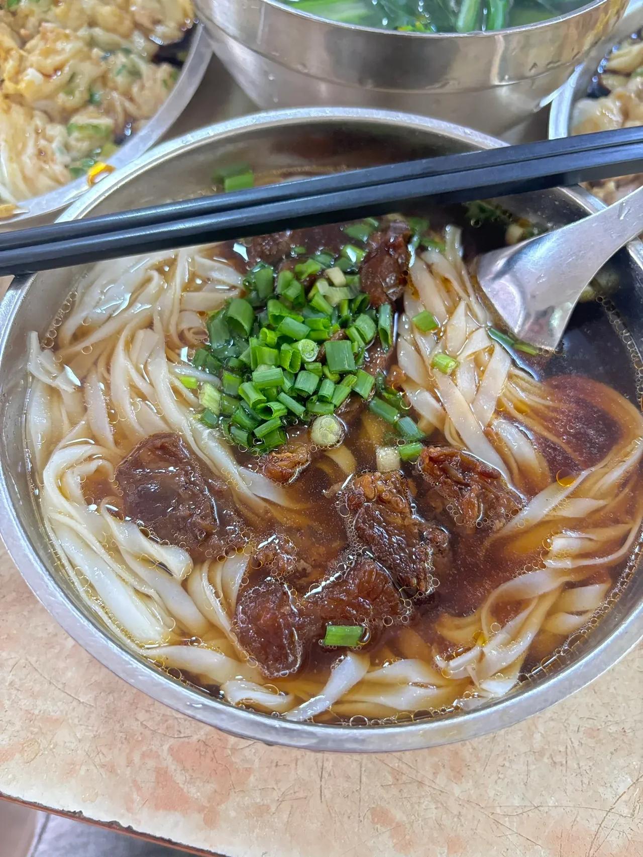 湛江｜乡镇的粉真的绝了

来湛江那不得搞碗牛腩粉，这家好吃😋