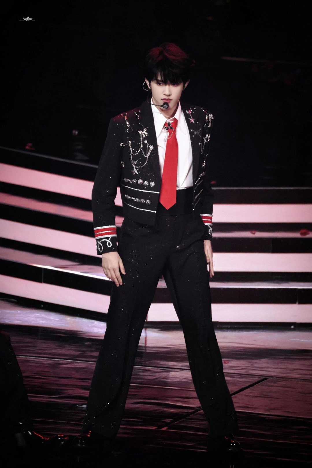 张极怎么帅成这样了 黑闪西装缀满星辰，红领带飒爽生风！耳麦一戴瞬间掌控全场，每个