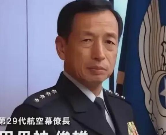 日本现在也坐不住了！日本前总参谋长放出话来，如果日本不能搞一场正儿八经的军演，恐