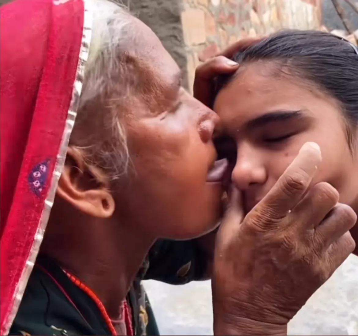 印度神奇的眼部按摩，只要一美元，真正的原生态按摩，看见舌头了吗？你觉得怎么样？（