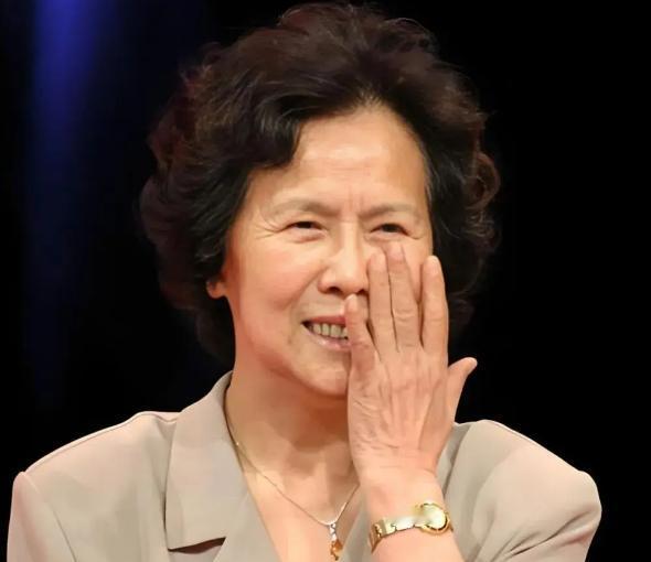 [啤酒]1982年，杨洁导演女儿丫丫12岁，独自住在北京的家里，每天自己上学、做