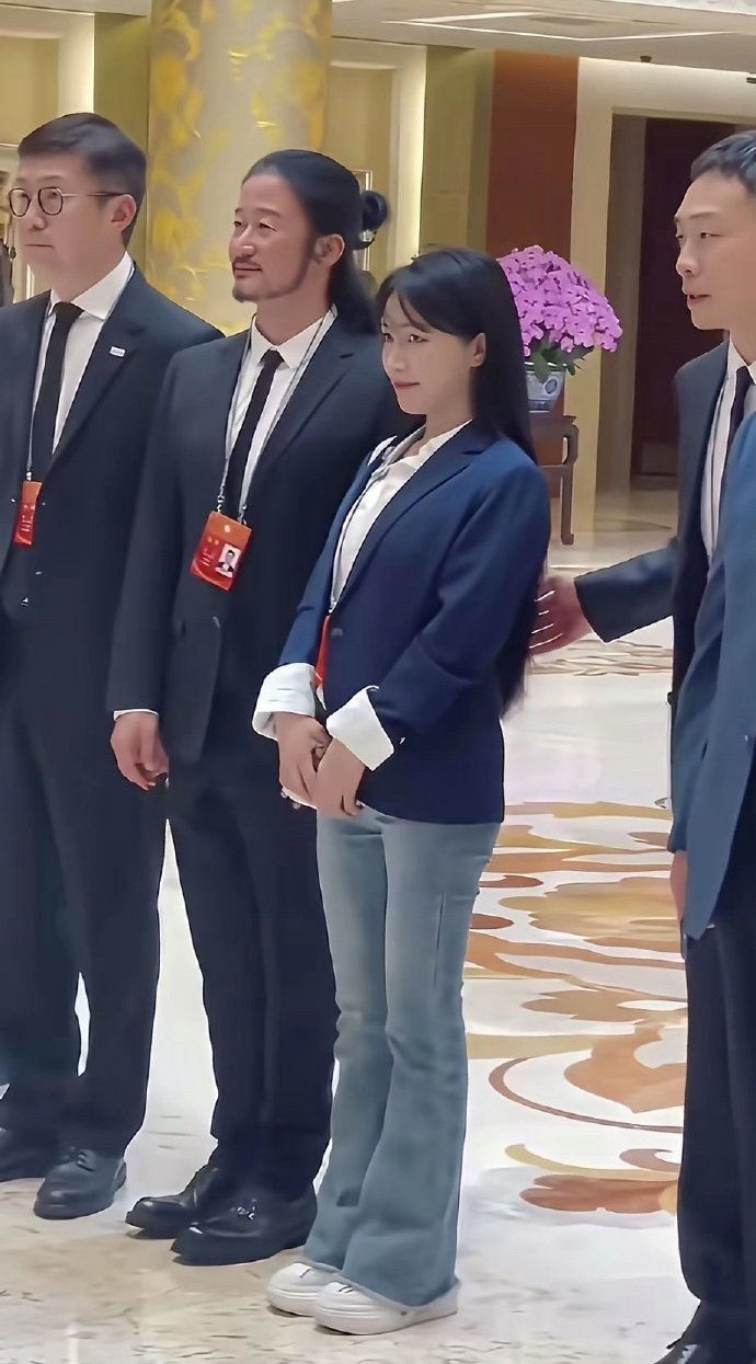 李子柒这丫头挺厉害，凭自己的能力，一个老人带大的农村姑娘，能混到今天，相当厉害了