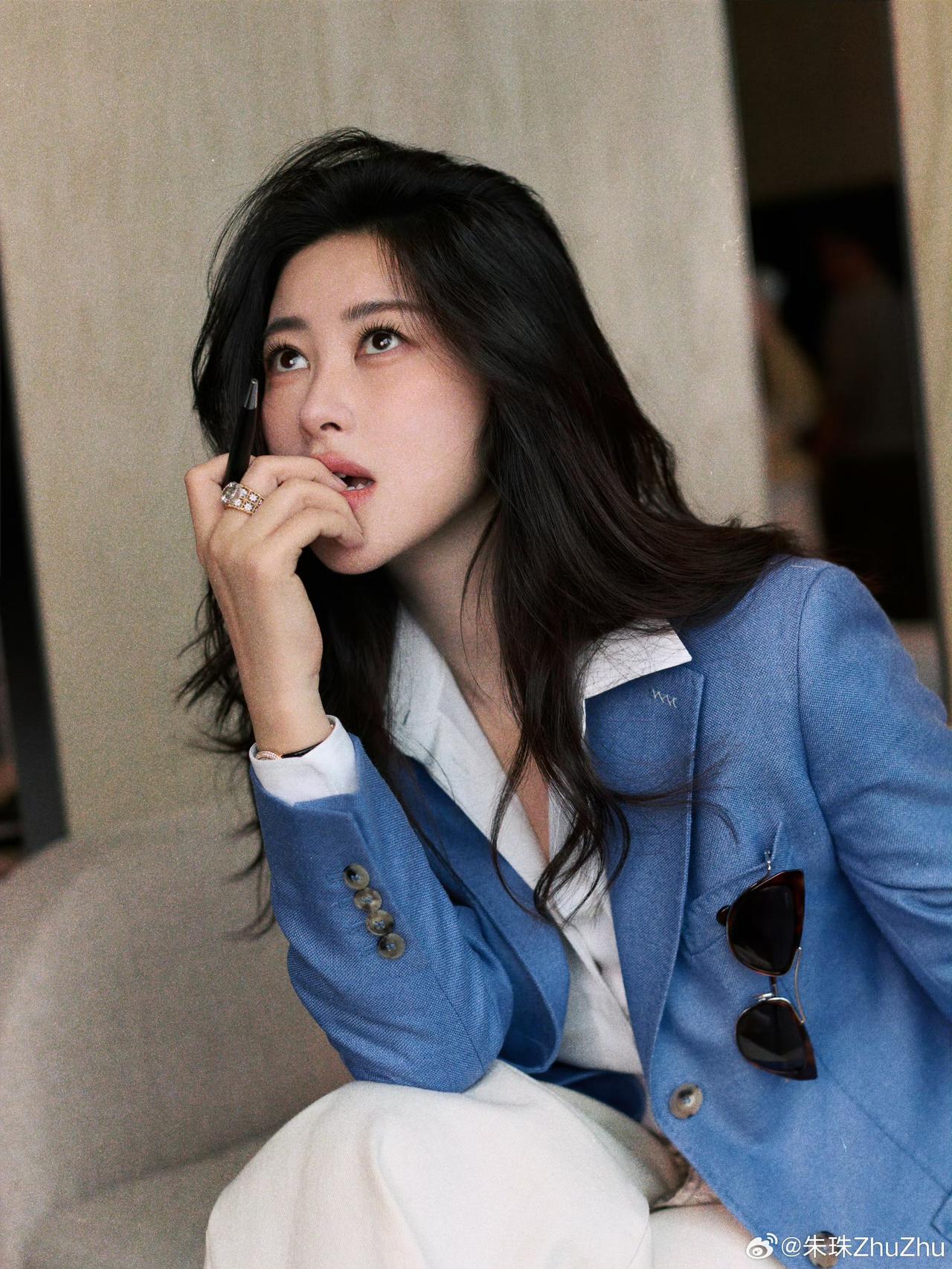 朱珠更新动态，整体造型干练又不失优雅。
照片朱珠的姿态呈现出一种动态的美感，她手