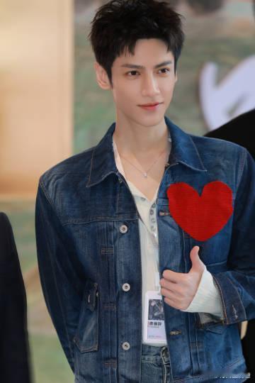 罗云熙也是个老嗑学家 哈哈！罗云熙居然也是个老嗑学家，这可真有趣！陈瑶在那说追剧