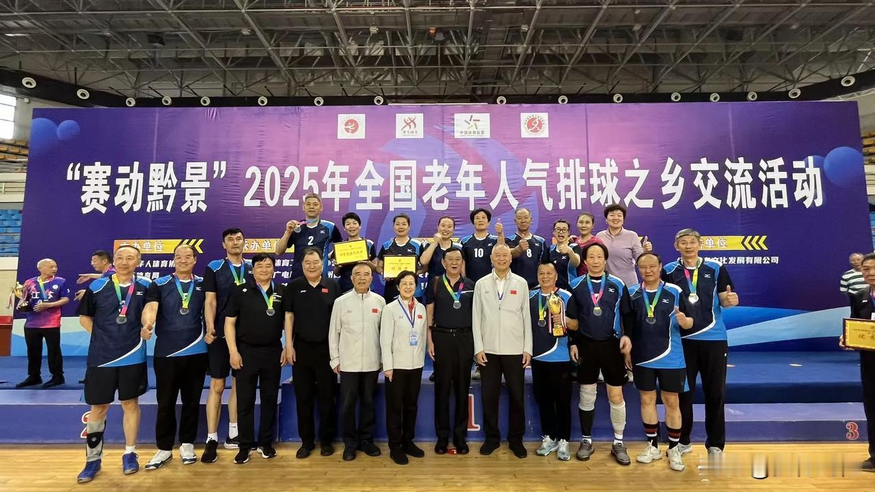 全国气排球之乡交流活动圆满结束！
昌吉州老年男女代表队凭借扎实的基本功和默契的团