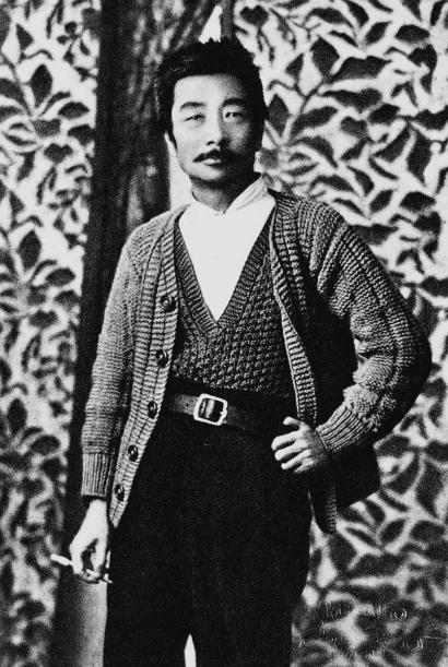 1906 年，鲁迅在日本仙台医学院观看日俄战争幻灯片，看到中国人被日军砍头，而同