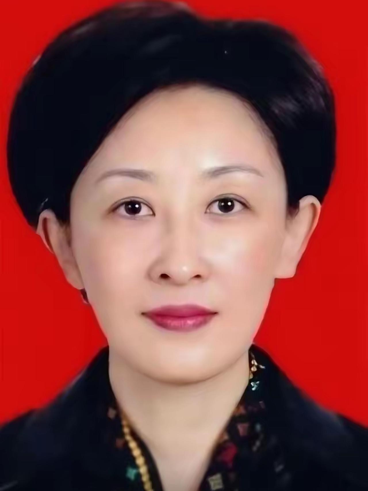 又揪出来一个巨贪，金额高达9.7亿，首富夫人郝斌跨境逃亡失败了，她从新加坡飞往菲