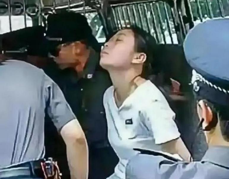 2004年，福州看守所中，31岁的方晓红被注射死刑，她穿上了一身白色衣服，闭上眼