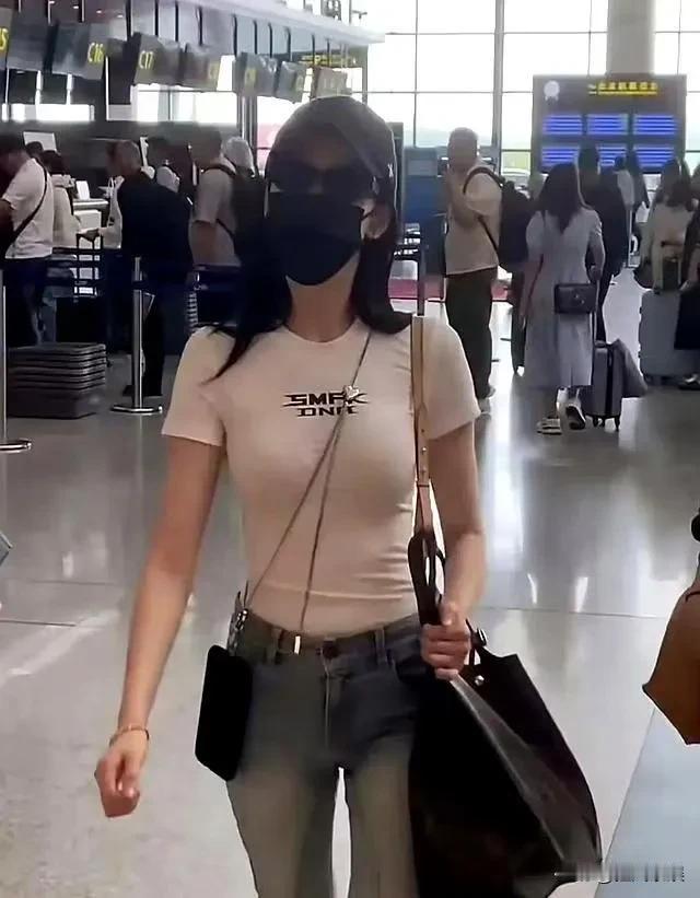 张天爱，又美出新高度！

张天爱紧身勒出曲线，路人狂拍，身材婀娜，简直自带流量密