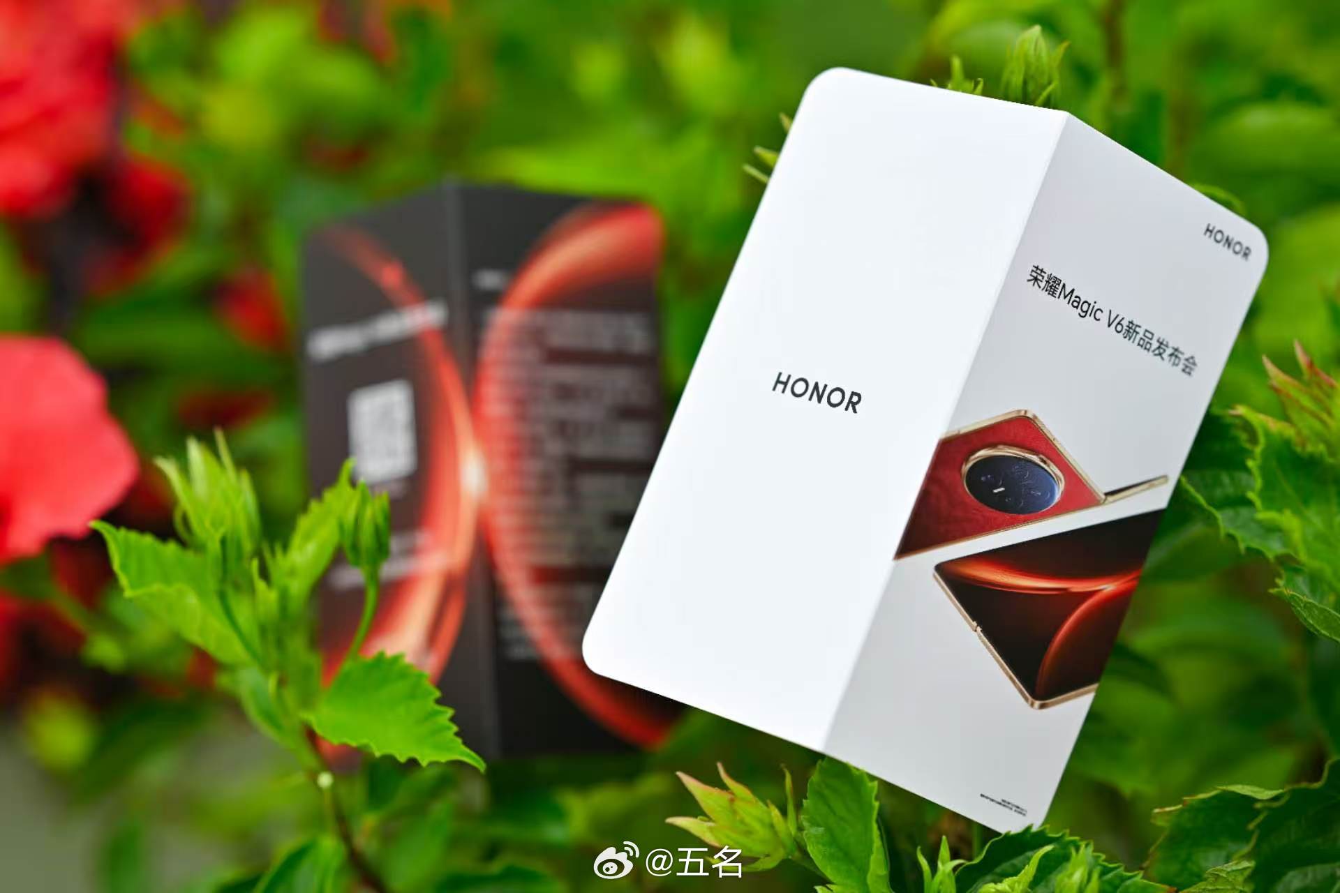 敢屏实力，势不可挡。锋芒尽展，强到没折。荣耀Magic V6 超实力旗舰重磅来袭