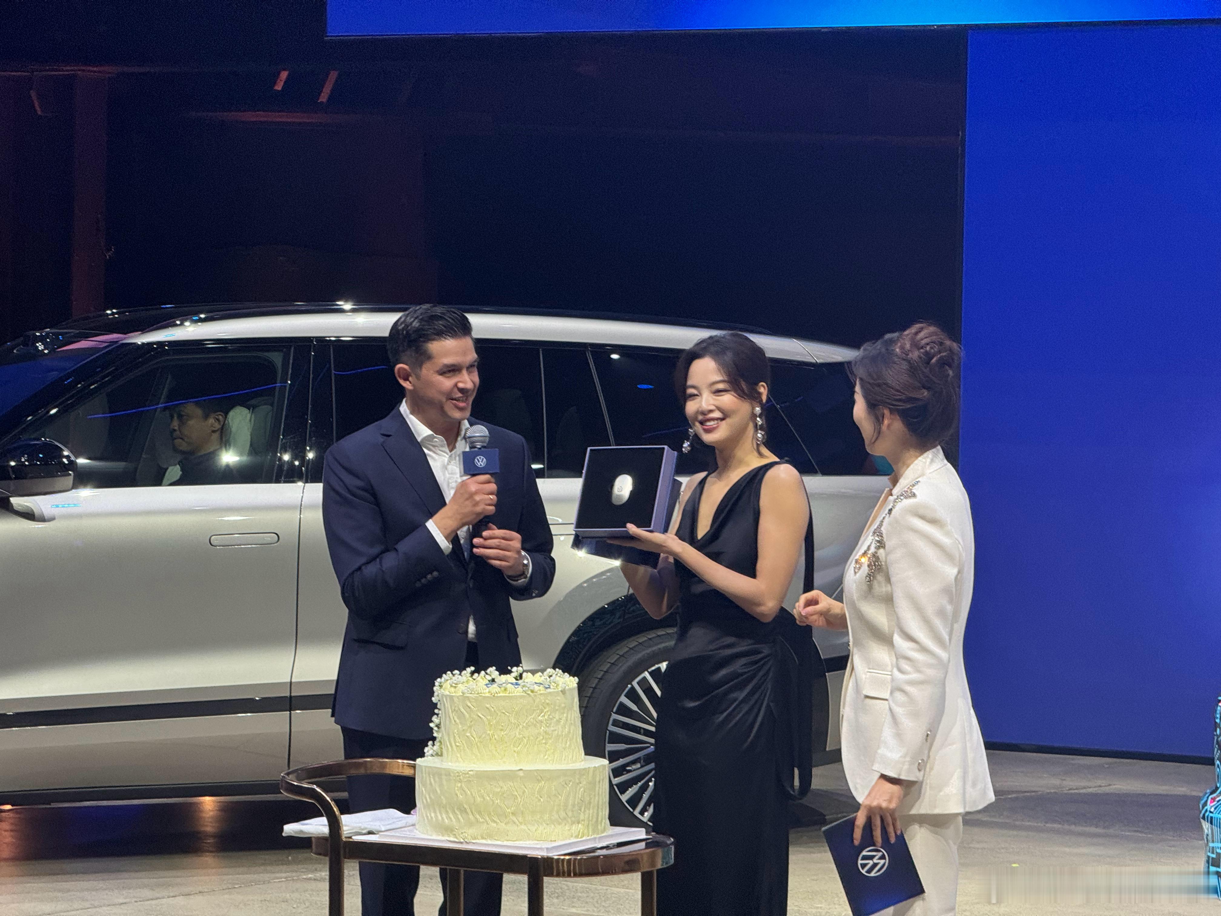 今晚大众汽车品牌之夜的主题是「全新以赴」，而代言人是辛芷蕾，这很难不说是谐音梗了