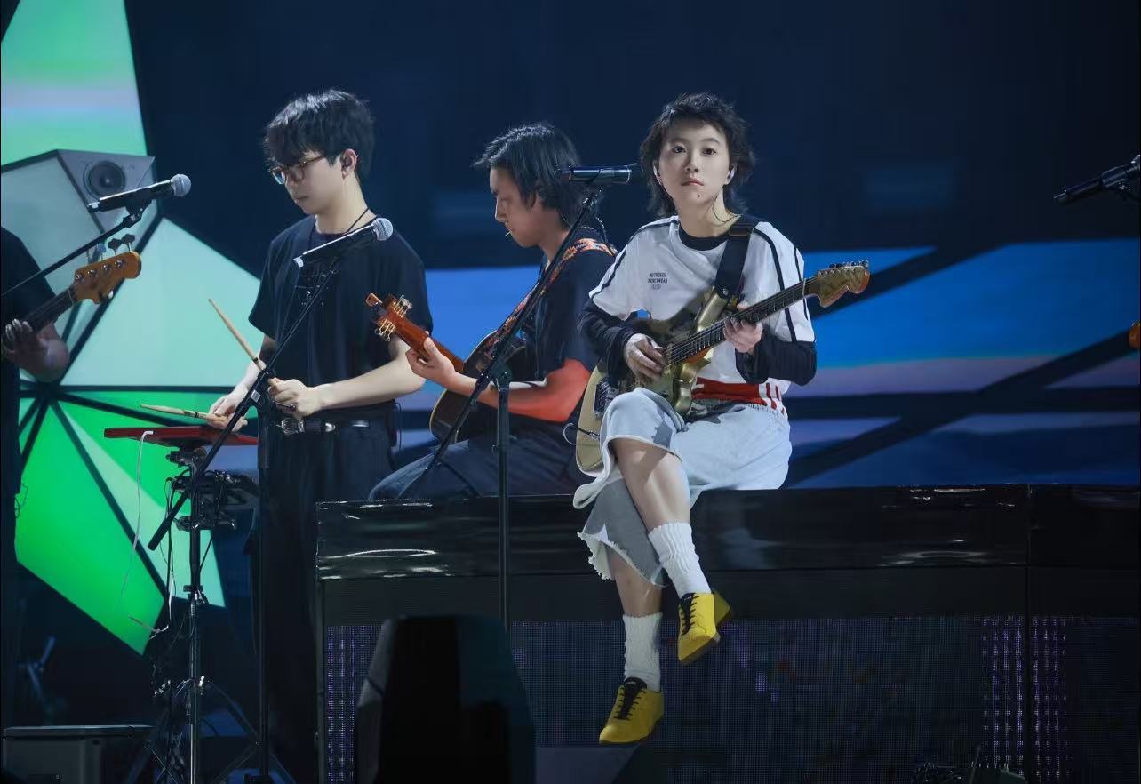 窦靖童你唱歌时根本没喝中药 开口脆的声音里藏着无数的故事，听她的歌就像在和老朋友