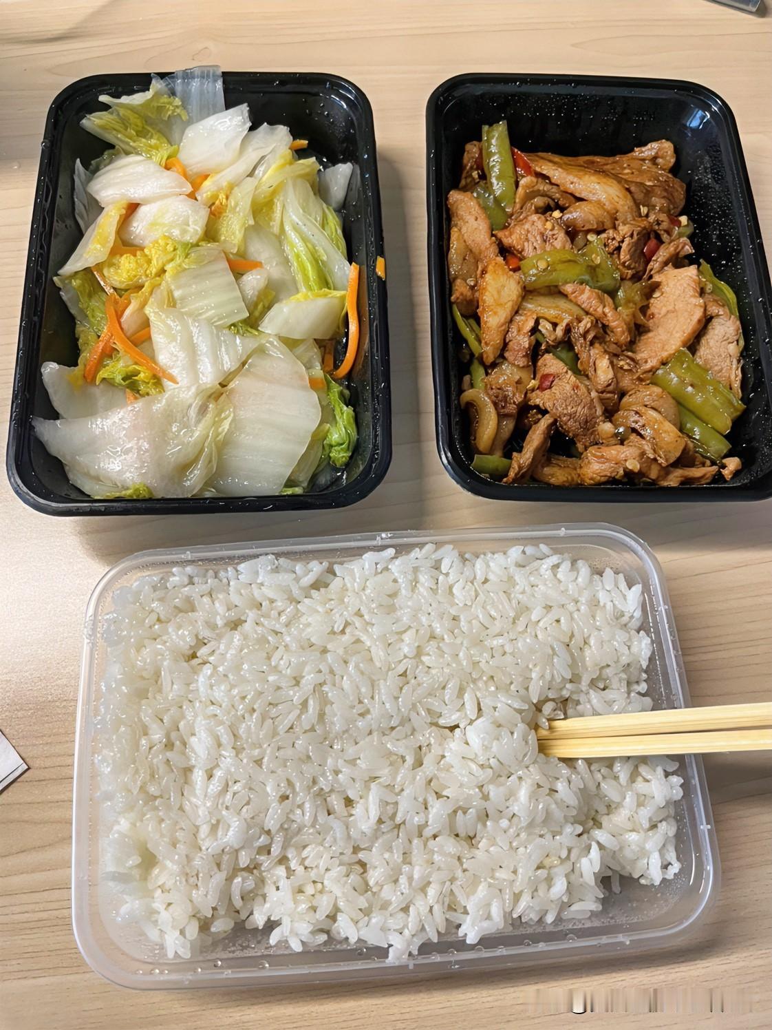 今年上海的餐饮，真的是卷卷卷！
中午点了一份外卖，一荤一素，加个米饭，你猜多少钱