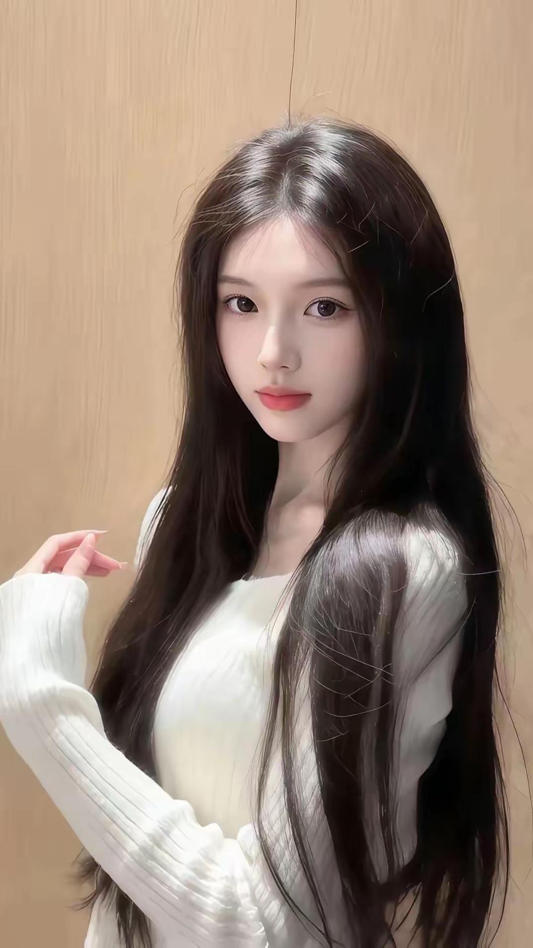 温柔甜美的少女，长发飘飘，清新自然。