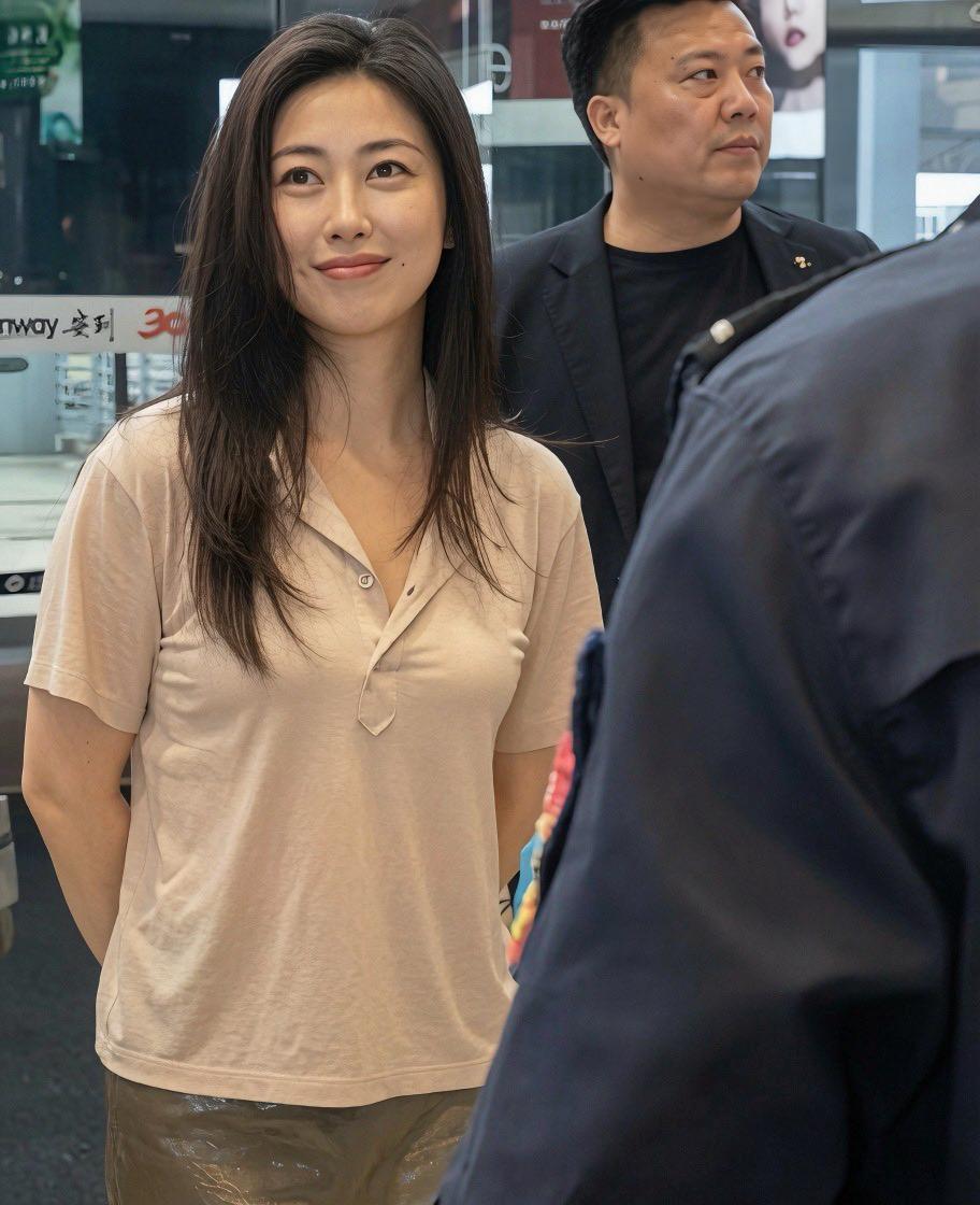 在娱乐圈这个大染缸里，她一直保持着纯洁、干净，没有什么绯闻，保持洁身自好，非常不