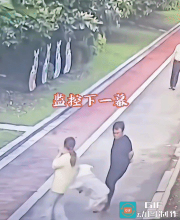 他知道他的狗不咬人，所以他从始至终他都是背着手的。
它的主人很冷漠，但它确实是很