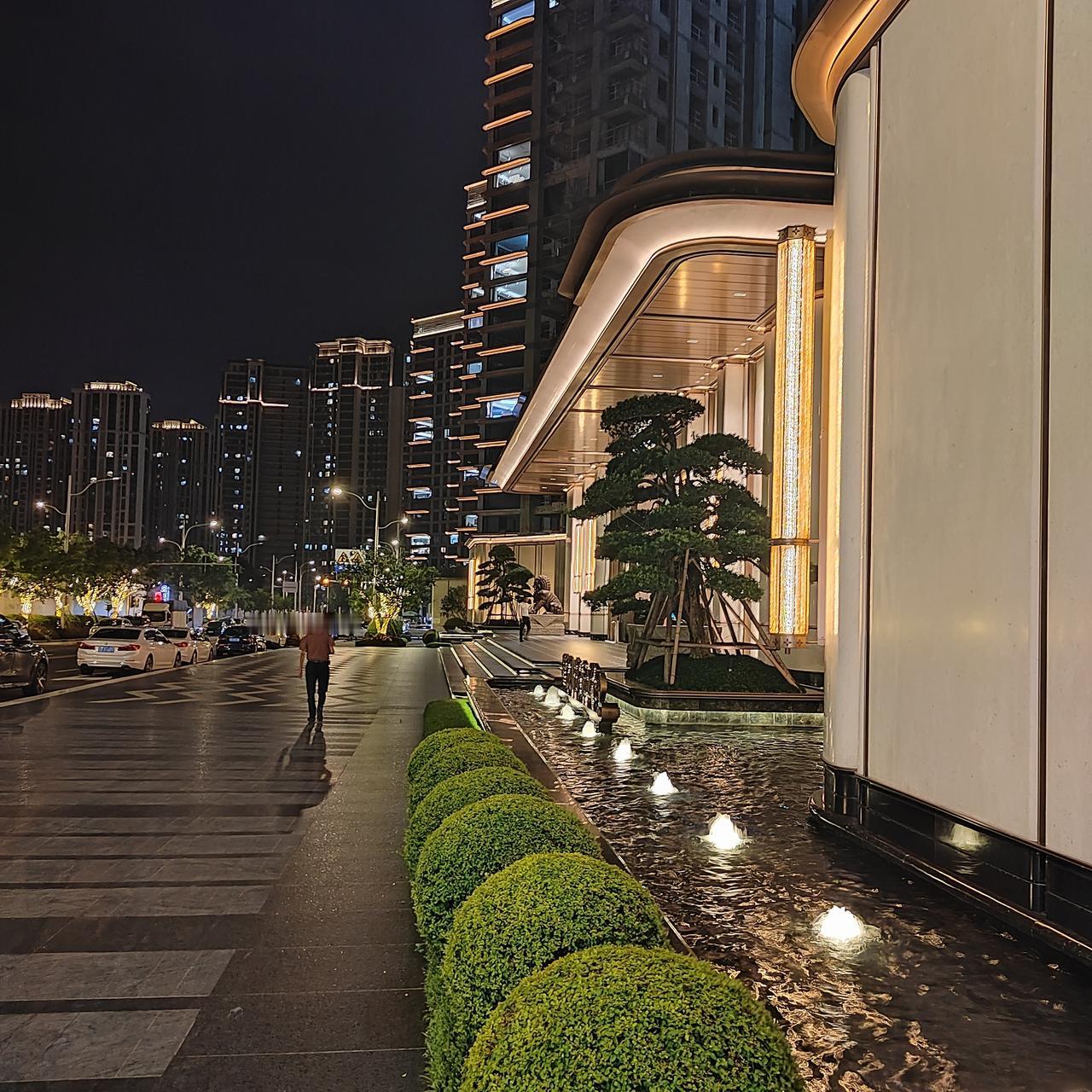 维系社会关系，并非一定得有雄厚的物质基础。经营好自身，实现物质自足、精神丰盈，便