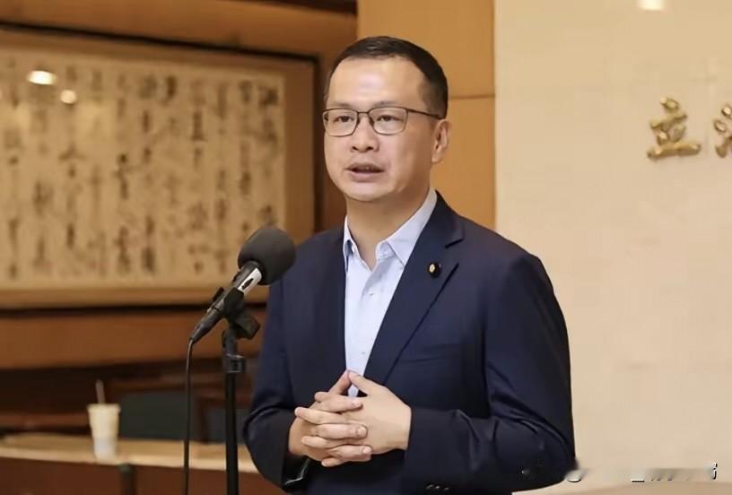 罗智强交出党团书记长的位子，临走一篇长文，却只谢了三个人。

一个，傅昆萁。他予