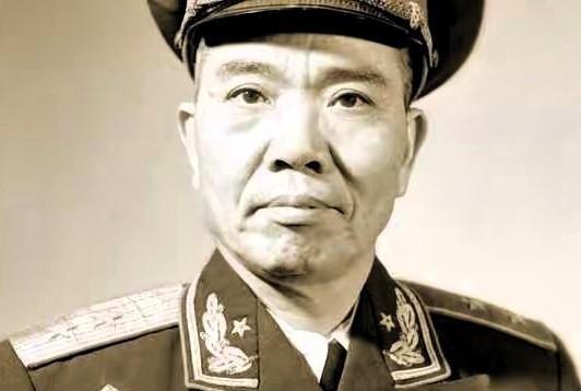 1955年，大授衔时，韩伟因为被国民党关了3年，初定少将军衔，毛主席却说：“韩伟