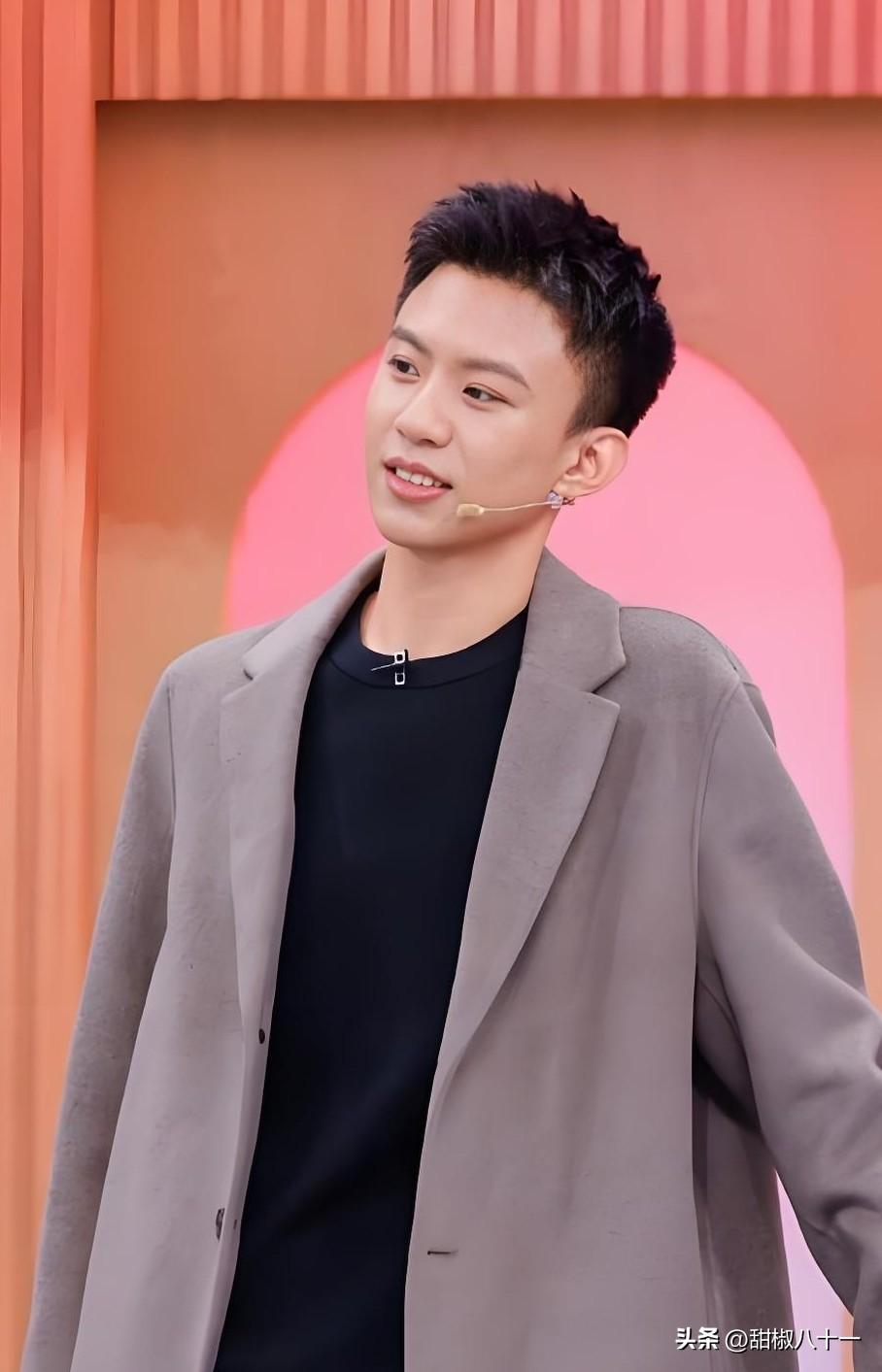 蒋诗萌的万秀华演得好笑，

王佳佳的刘娟演的也很好笑，

可比起这俩演员的搞笑，