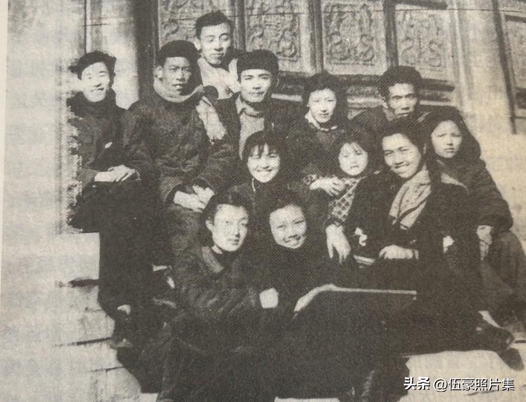 1953年上半年，吴运铎（后左二）在中央美术学院修改《把一切献给党》时，与青年朋