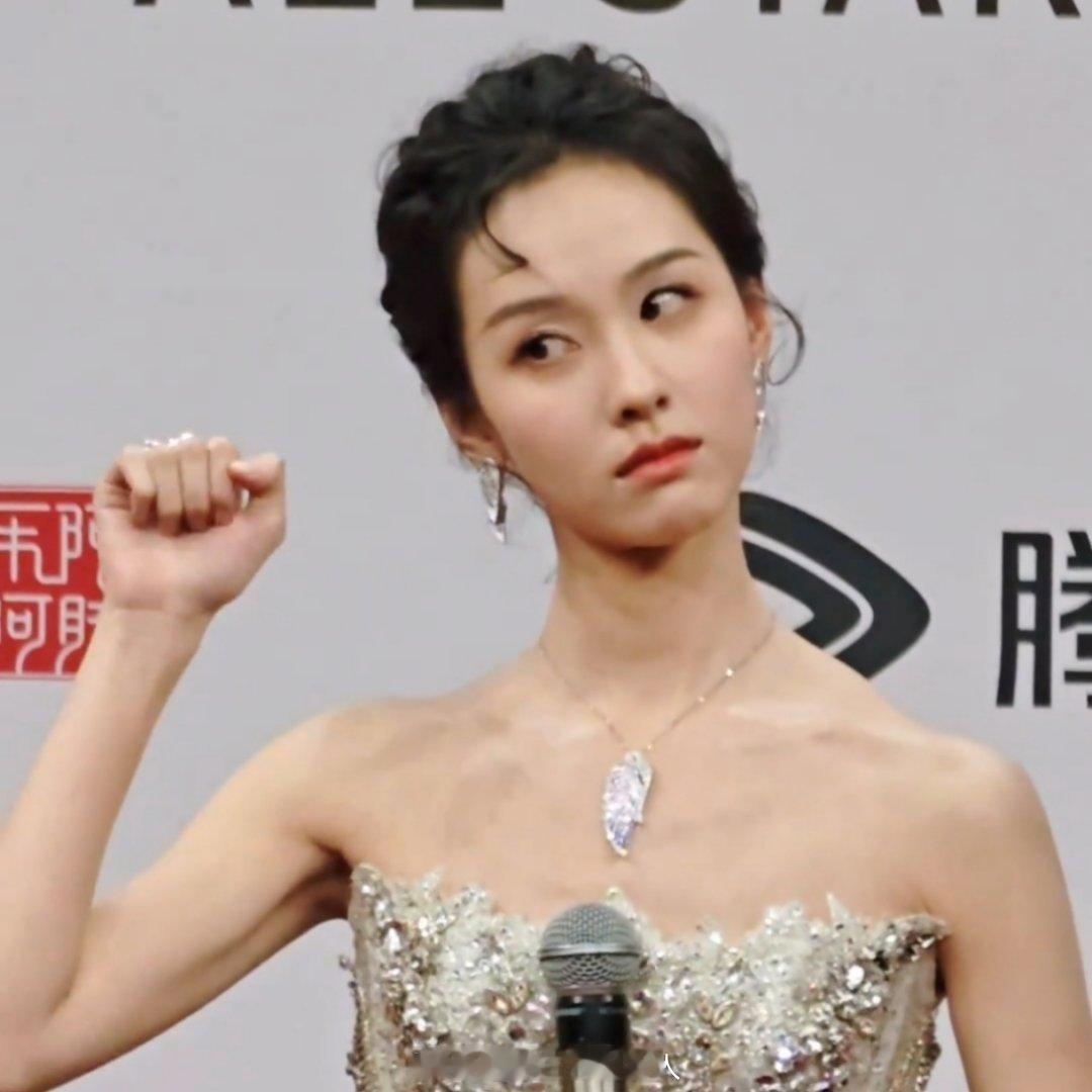 我不行了 陈都灵你被绑架了就眨眨眼（这个妆造和发型师建议拉黑星光大赏直播