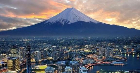 日本人必须明白一个问题，如果再次挑起战争，不是天皇发个终战诏书就能停下来的。然后