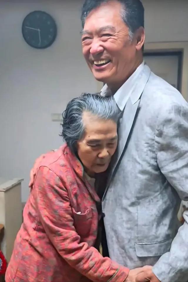 你认得这种老先生吗？他是演员，今年67岁了，他曾主演电影《元帅之死》，他曾在电视