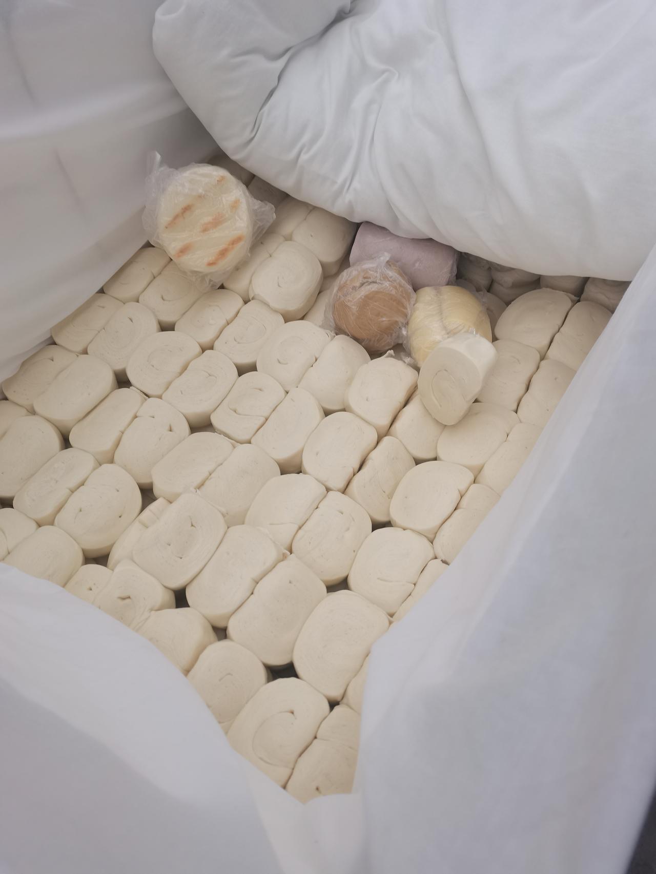 这馒头是真的不错，不喧腾很实在，口感绝佳。接娃放学等公交车时偶遇买到的。今天又偶