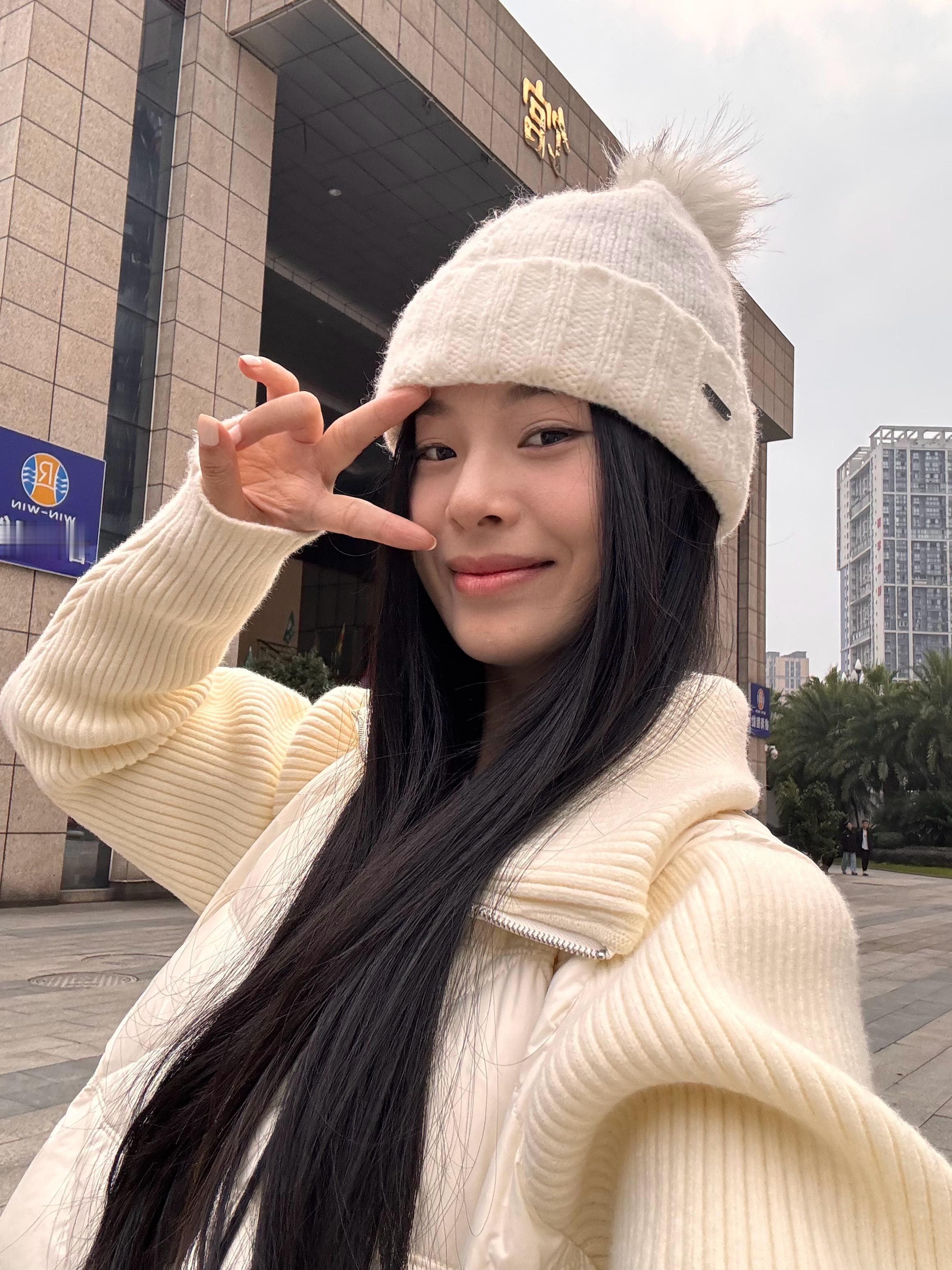 刚刚有两个妹妹喊我给她们拍拍立得，然后她们就夸我说姐姐你长得好乖，嘻嘻嘻，谢谢哟