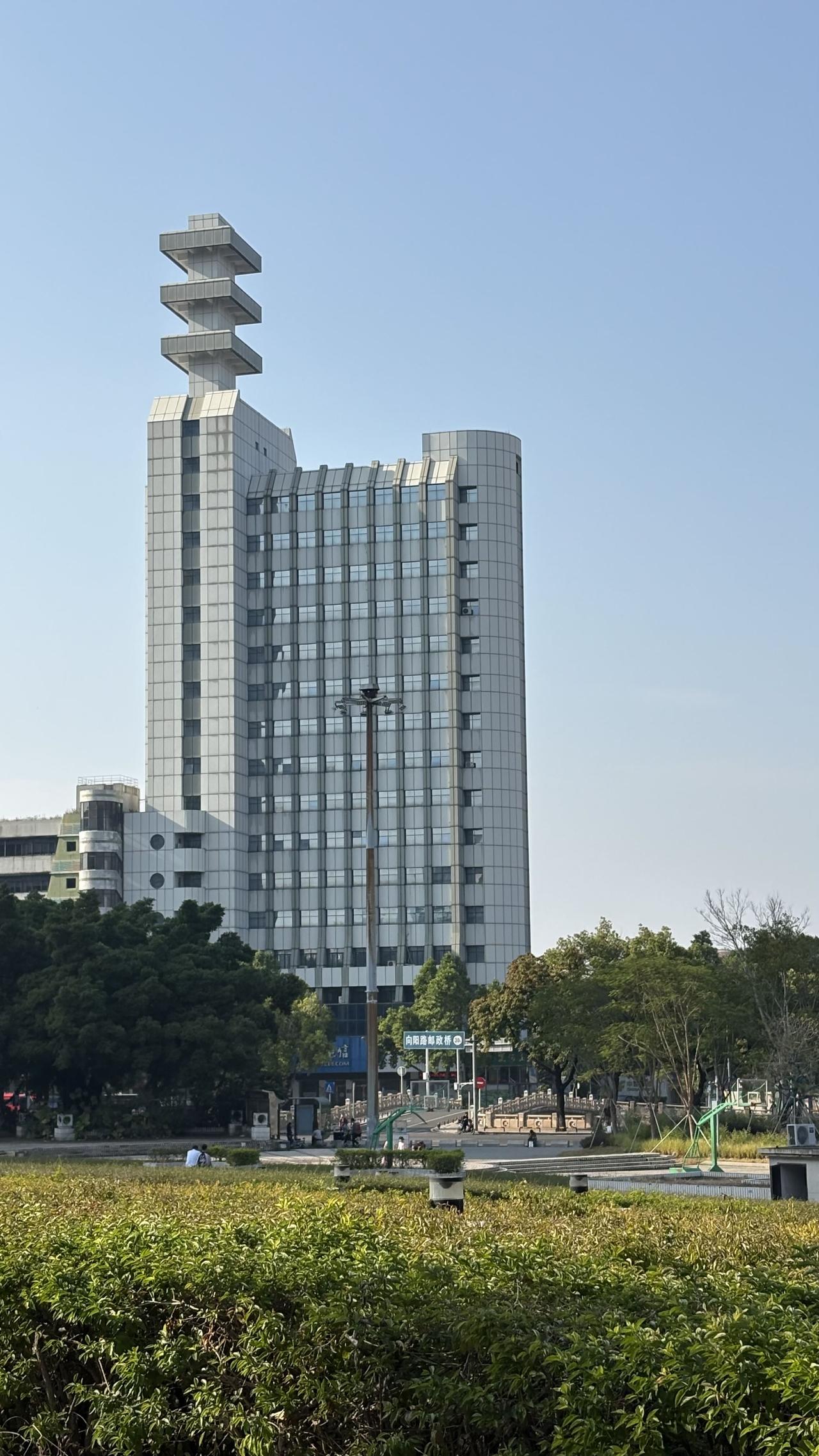 我来了，猜猜这是哪个城市吧[笑]