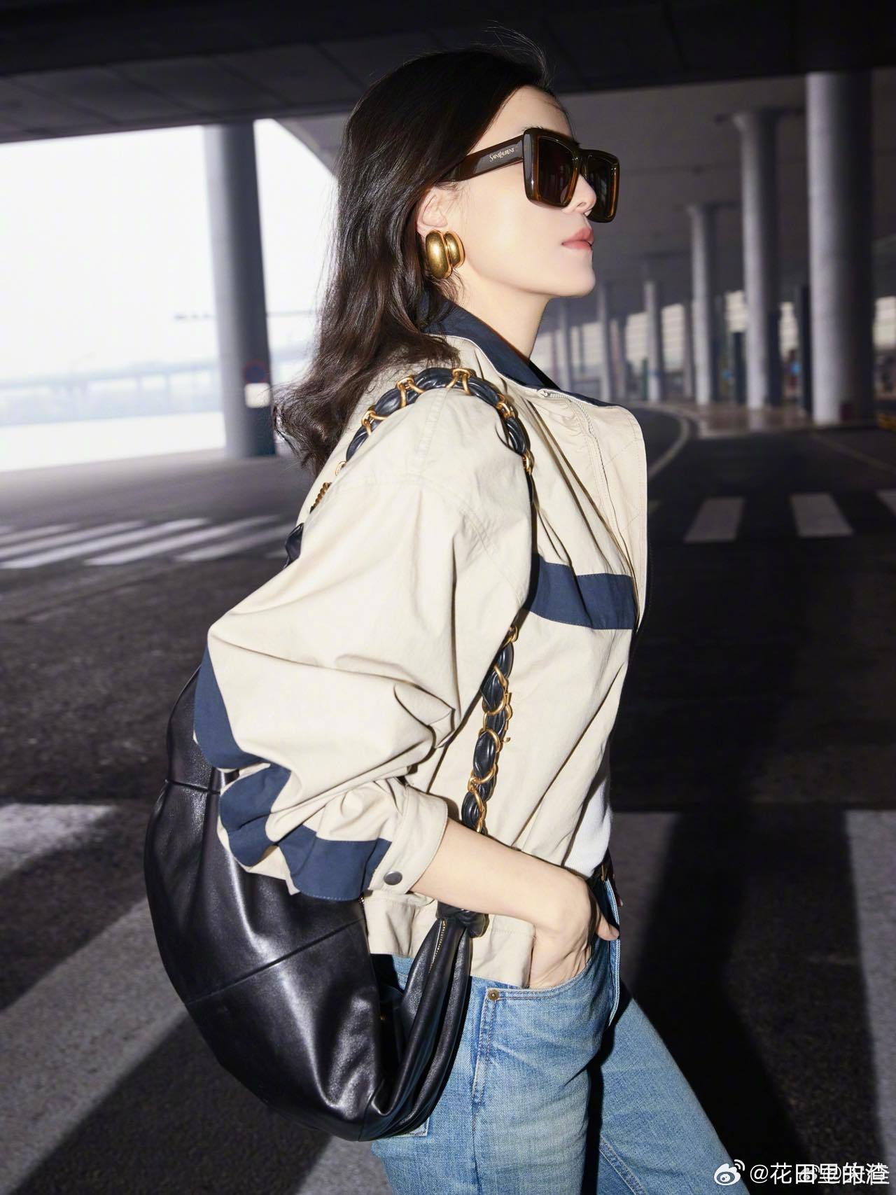 宋佳巴黎时装周出发路透 姐的松弛感真的是与生俱来的，机场路透随性又时髦，不费力赢