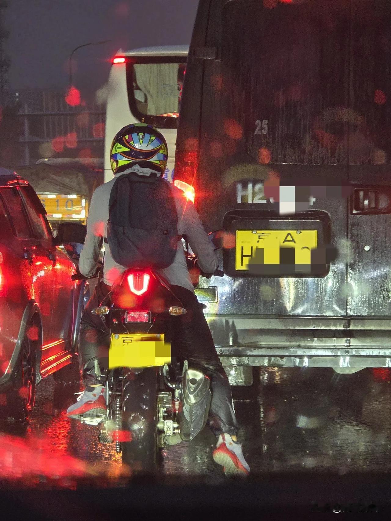 我们都在努力的活着，北京大暴雨中的骑士
北京五环主路上 规规矩矩的骑士，这么大雨