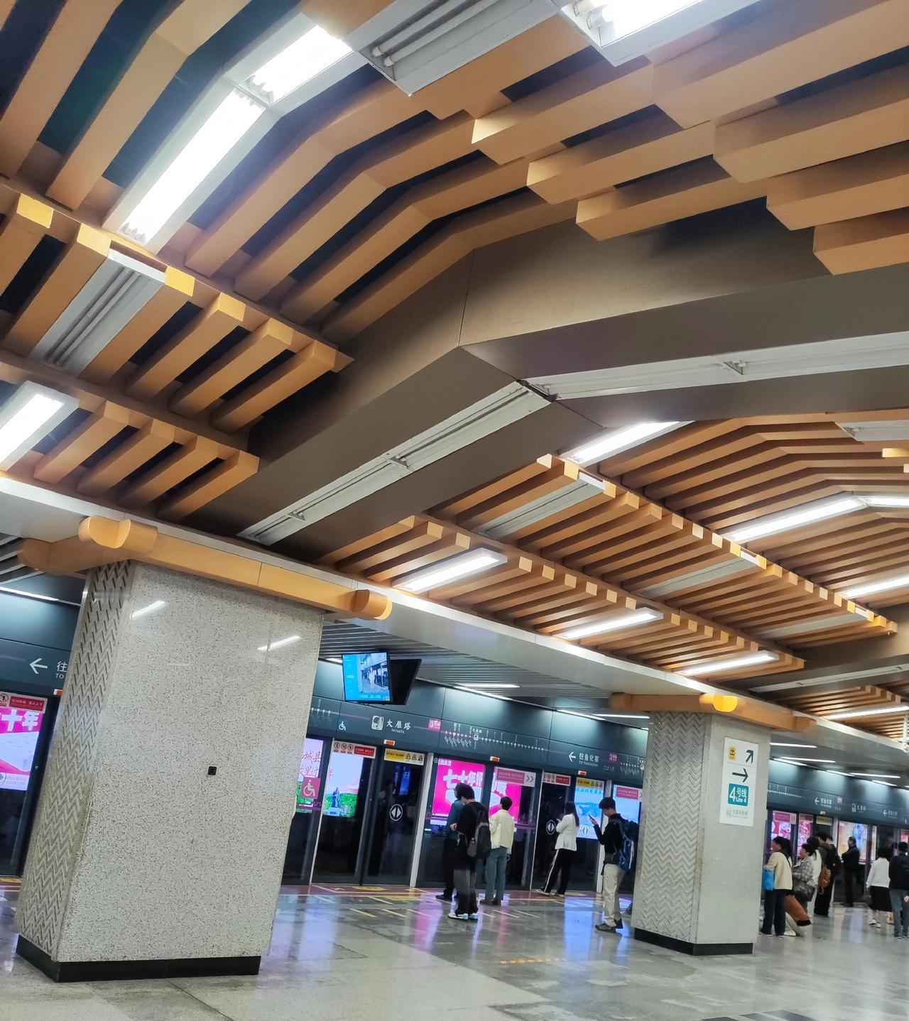 不懂就问！[灵光一闪]
为什么西安地铁3号线，早高峰时段客流呈现西多东少的现象。