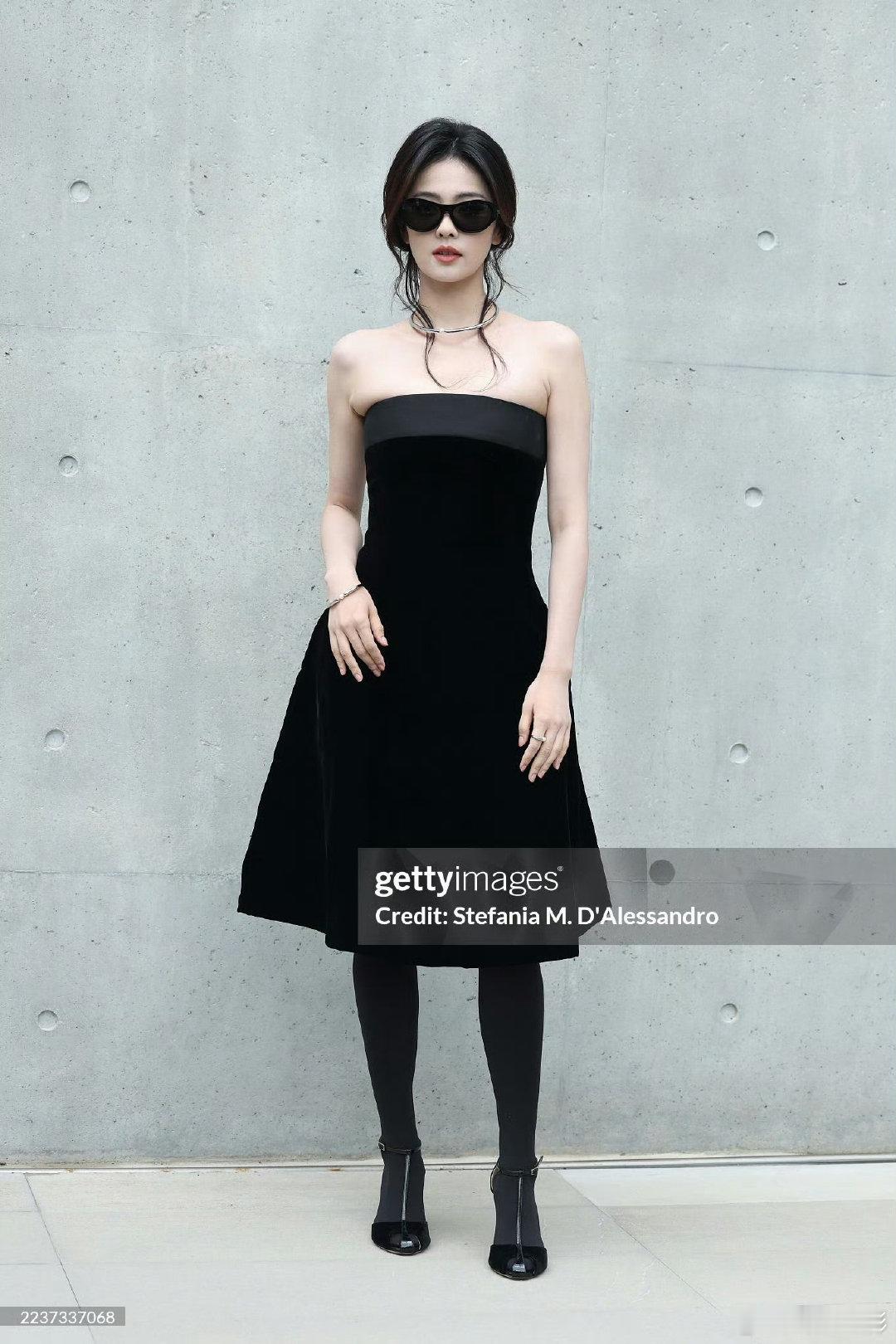 白鹿时装周生图 白鹿米兰时尚周G社生图，与科比大女儿同框看秀，此女出图像呼吸一样