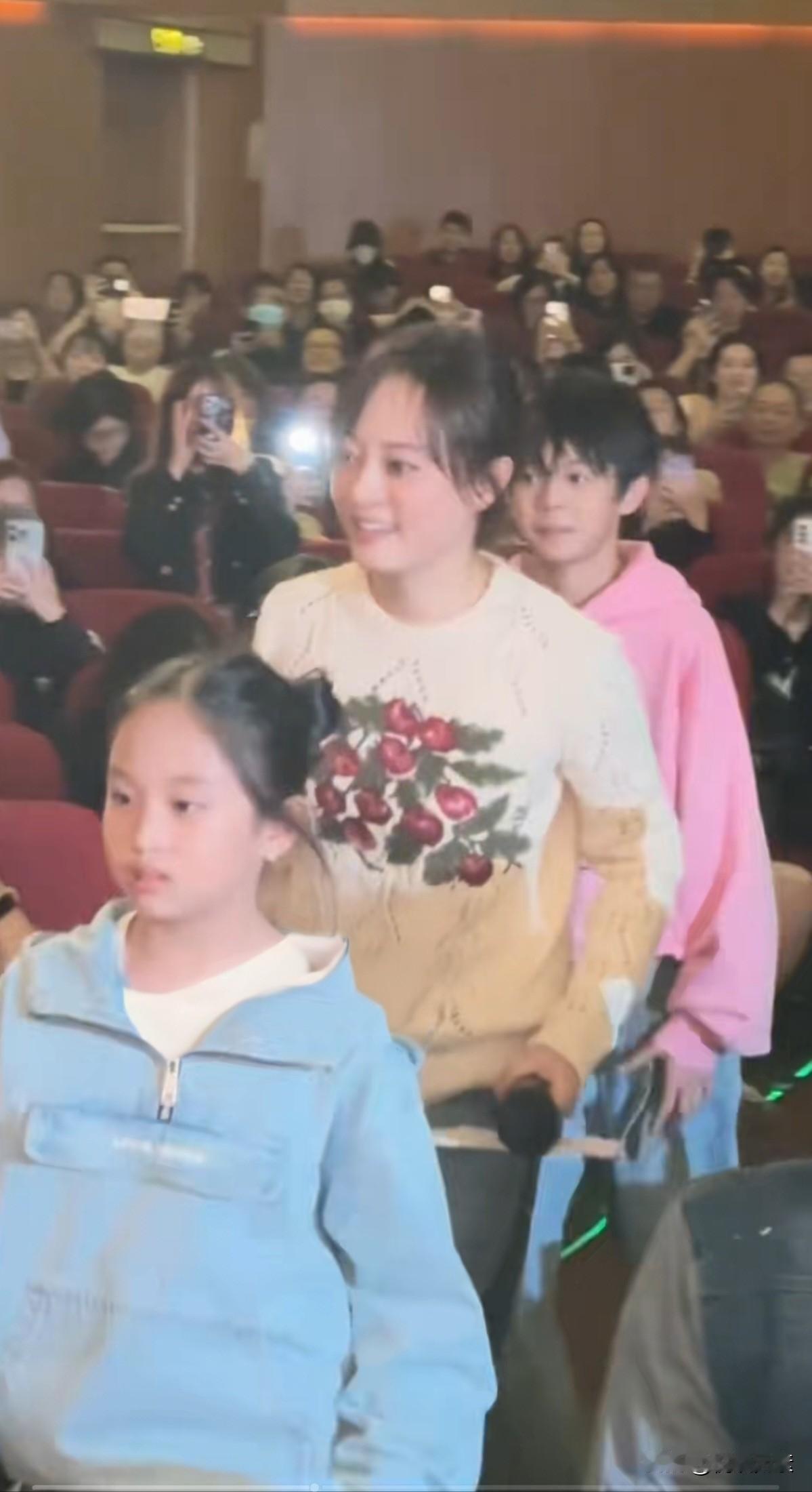 邓超孙俪应该是娱乐圈里比较正能量的一家人，儿女双全，夫妻恩爱。两个孩子一看就是有