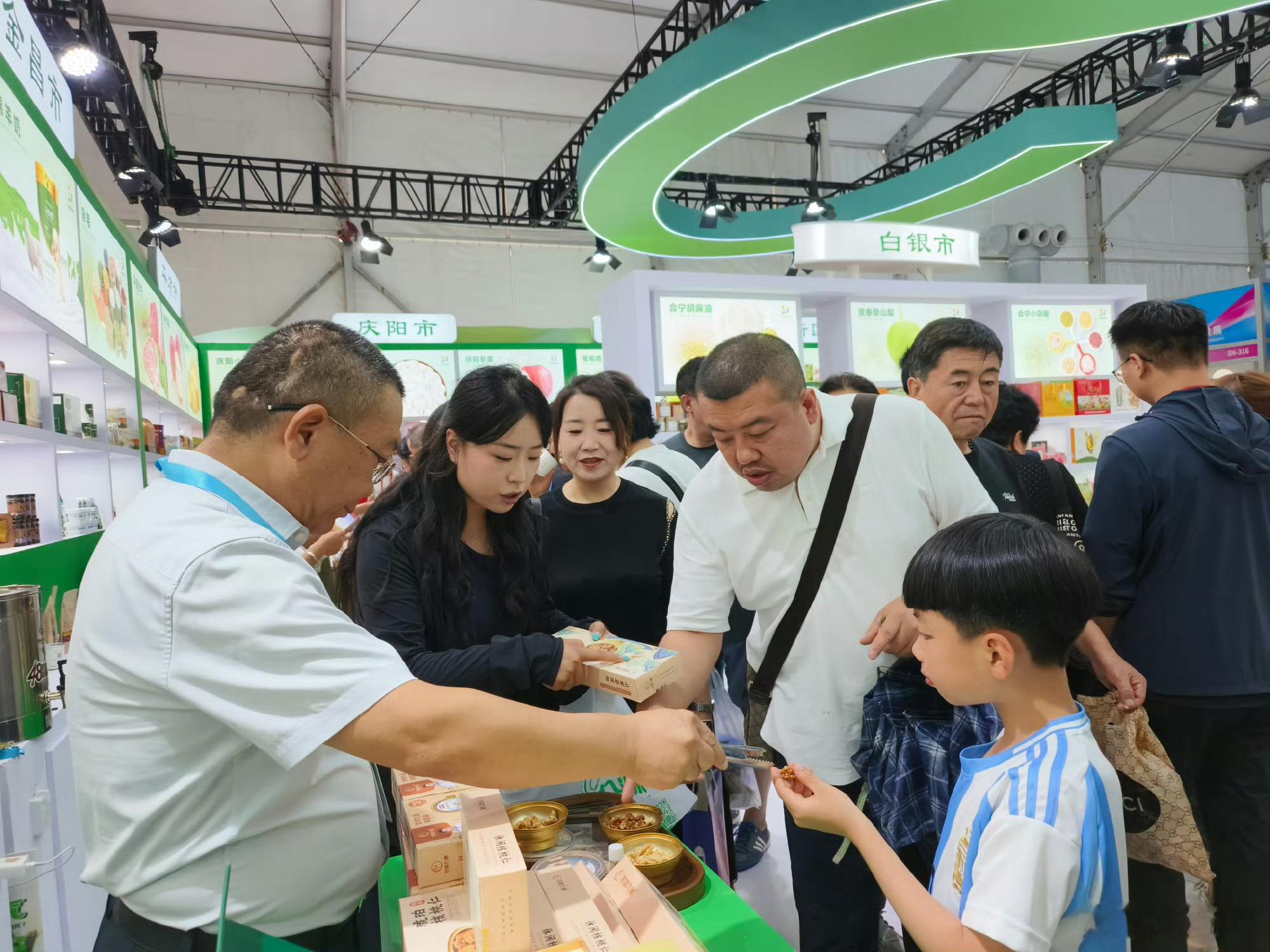 一粒核桃仁背后的陇南匠心九源核桃仁暖了兰州城 甘味九源作为陇南核桃产业代表品牌，