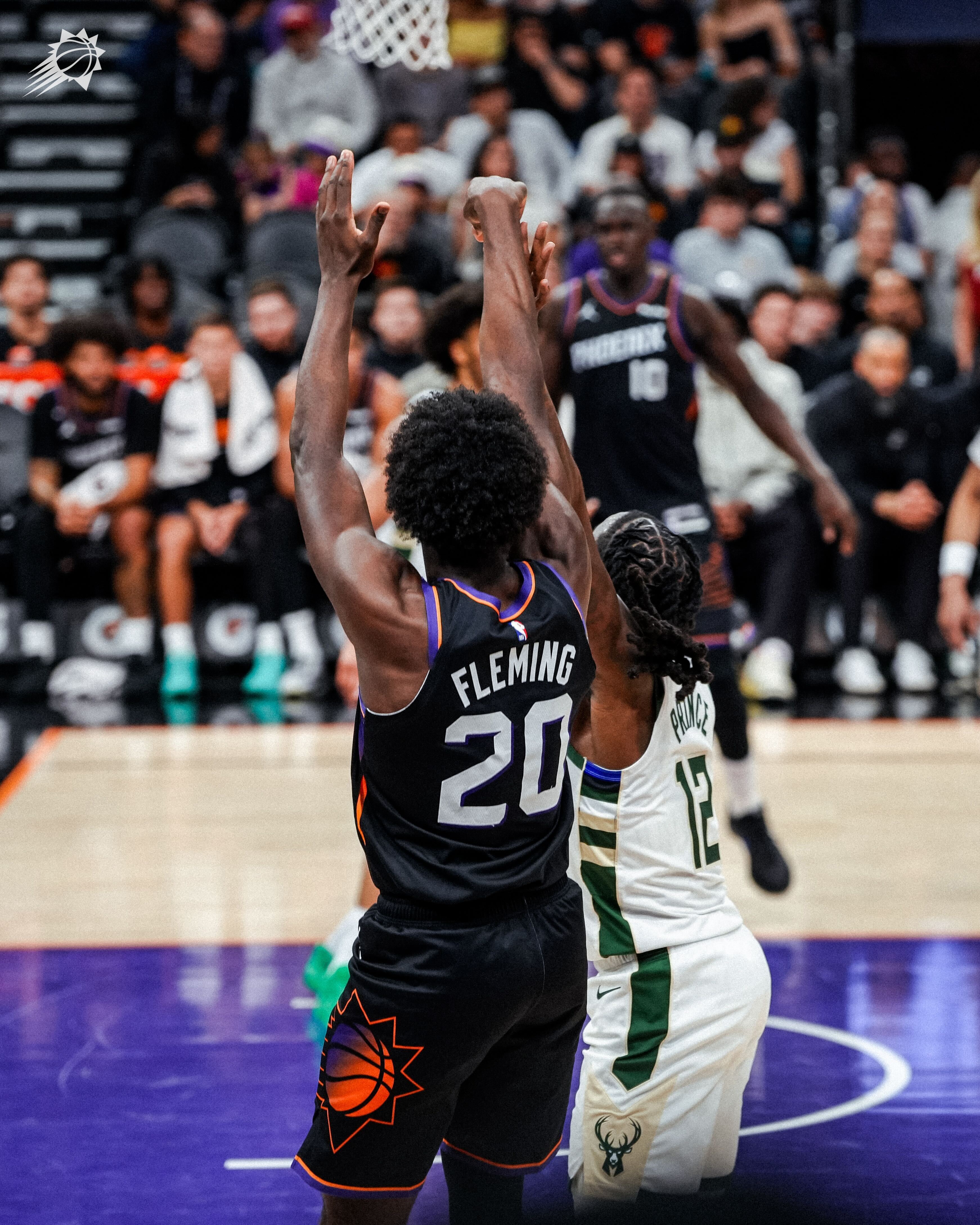 FLM底角三分命中！🎯随后格林上篮也打进，雄鹿叫停菲尼克斯太阳 ｜旭日东升 ｜