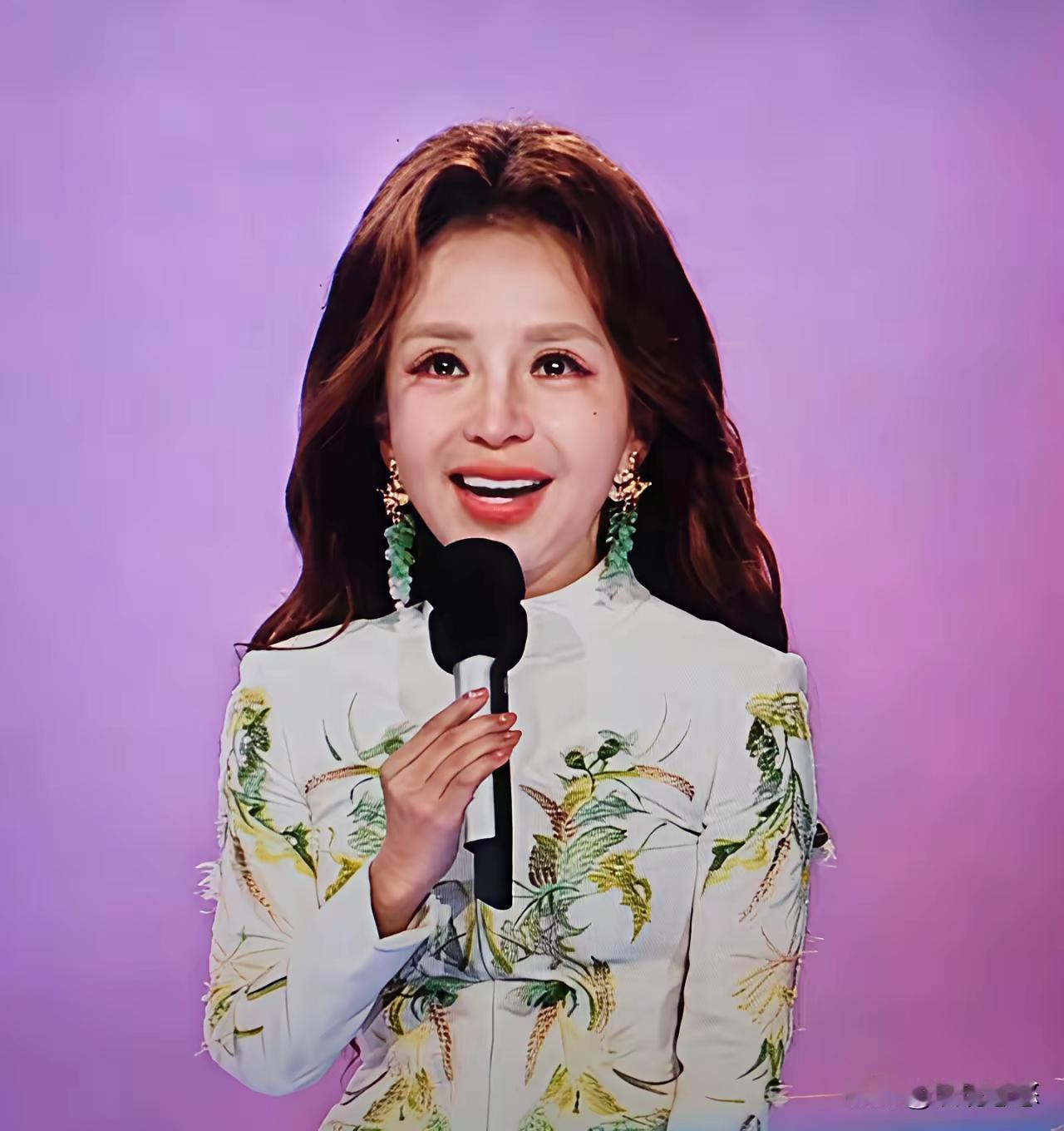 临睡之际，想劝朱迅几句，昨天央视跨年晚会，你一出场，观众纷纷摇头，说你假睫毛，假