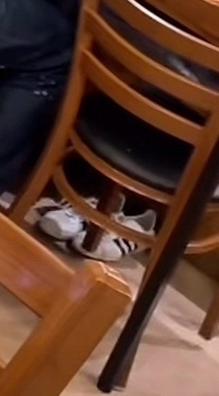 金主训被偶遇在饭店吃饭脱鞋和赵雨凡把脚放在台球桌上哪个更没公德心？ 