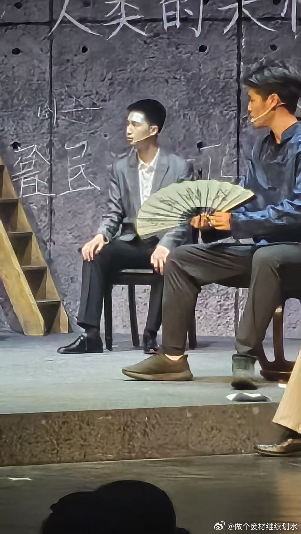 今天看到林大竣和他同学演的话剧才发觉时间过得真的是太快了吧！他已经这么大了！有点
