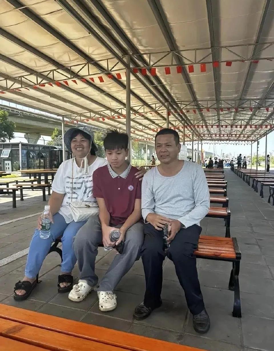 全红婵的爸爸妈妈和弟弟。弟弟前段时间也跟随姐姐的脚步，去练跳水了，可是似乎没有姐